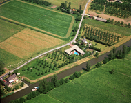 835627 Luchtfoto van het huis Waardsedijk 93 (midden) te Snelrewaard met links het huis Waardsedijk 99; op de voorgrond ...